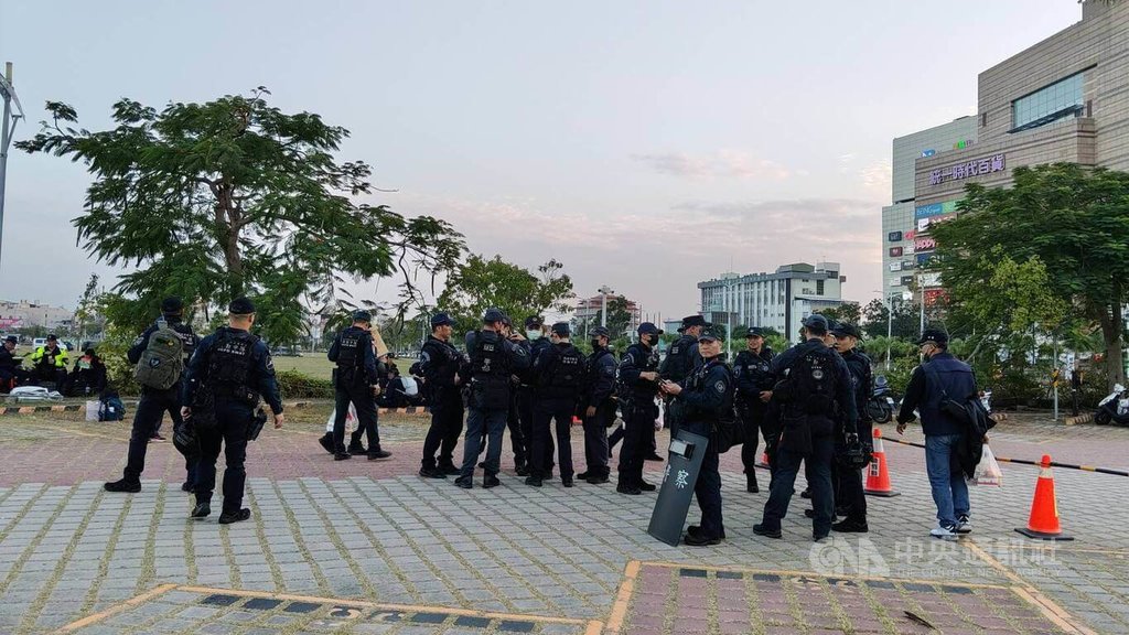 跨年夜慶祝活動聚人潮，有鑑於日前台北隨機攻擊事件，高雄市警局12月31日跨年夜特別出動霹靂小組，全副武裝強化維安、應變突發狀況。中央社記者洪學廣攝　115年1月1日 圖：中央社提供