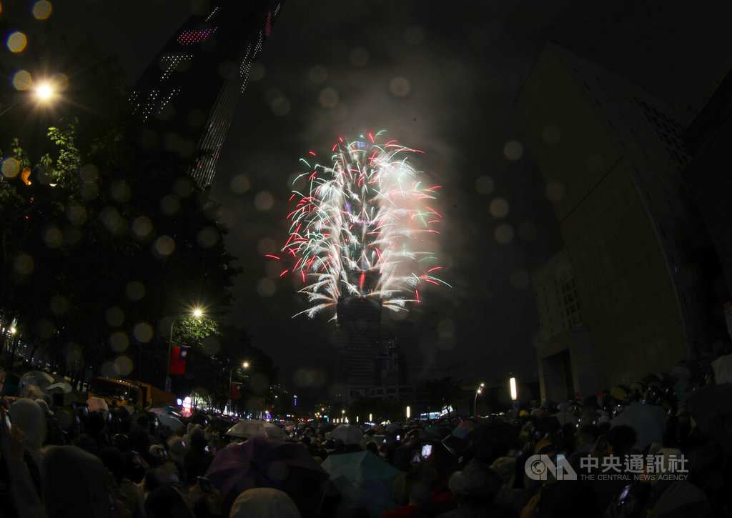 台北101跨年煙火秀每年都會吸引不少民眾前往現場觀賞，迎接2026年，最新跨年煙火施放長達6分鐘，大批人潮無懼風雨守候，在煙花綻放時刻拿起手機搶拍留念。中央社記者張新偉攝　115年1月1日 圖：中央社提供