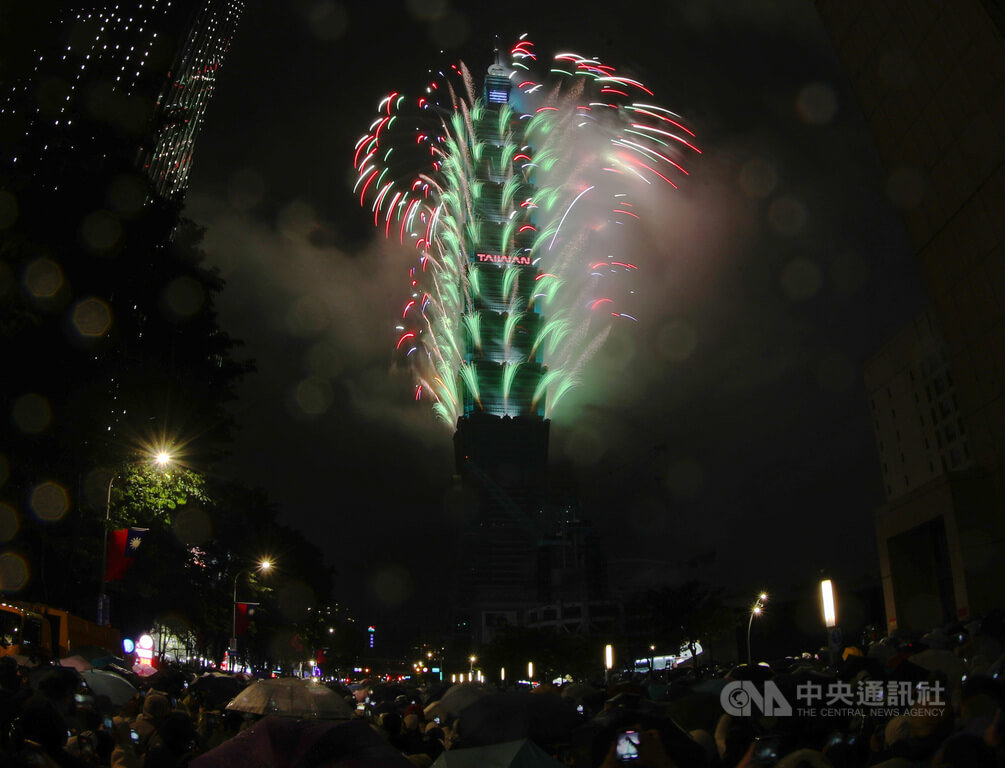 台北101跨年煙火秀已是不少人跨年夜必看展演，儘管12月31日晚間台北地區天公不作美、天氣溼冷，仍有不少民眾在戶外等待記錄璀璨煙火風景。中央社記者張新偉攝　115年1月1日 圖：中央社提供