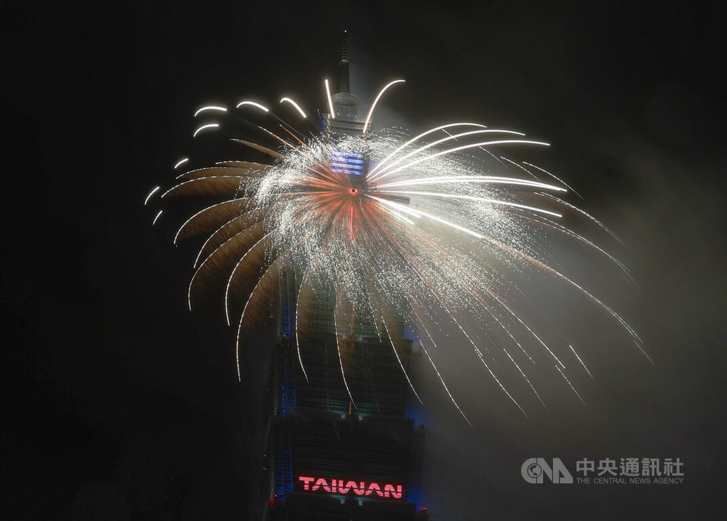 迎接嶄新的2026年到來，台北101跨年煙火秀1日凌晨照亮夜空，長達6分鐘的煙火展演結合主題章節與專屬配樂，成功吸引民眾目光。中央社記者張新偉攝　115年1月1日 圖：中央社提供