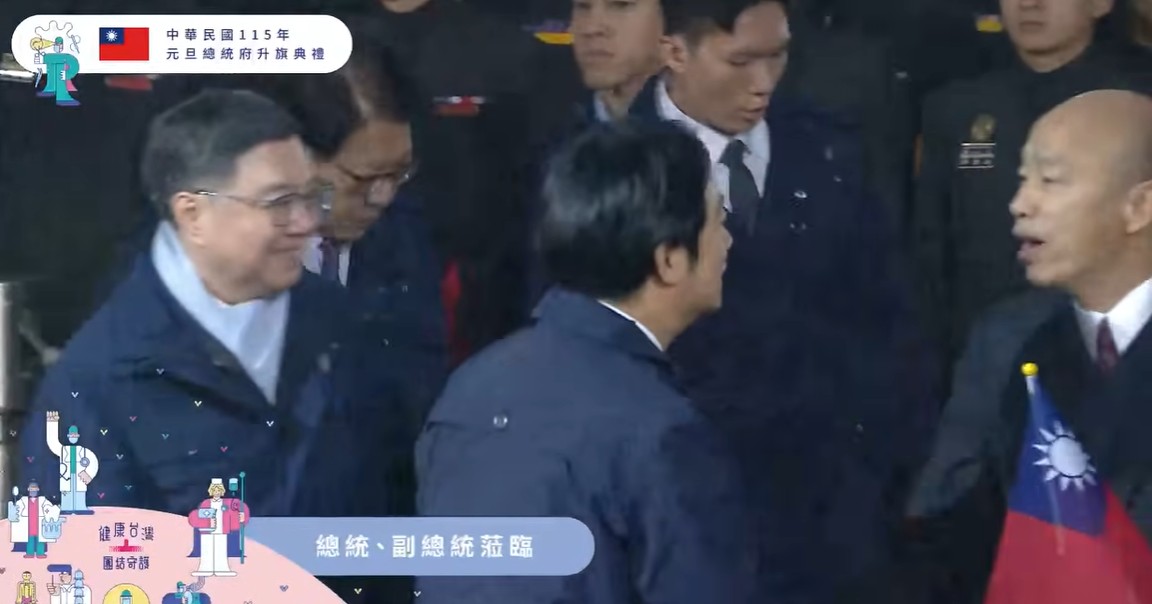 賴清德和韓國瑜握手致意。 圖：總統府提供