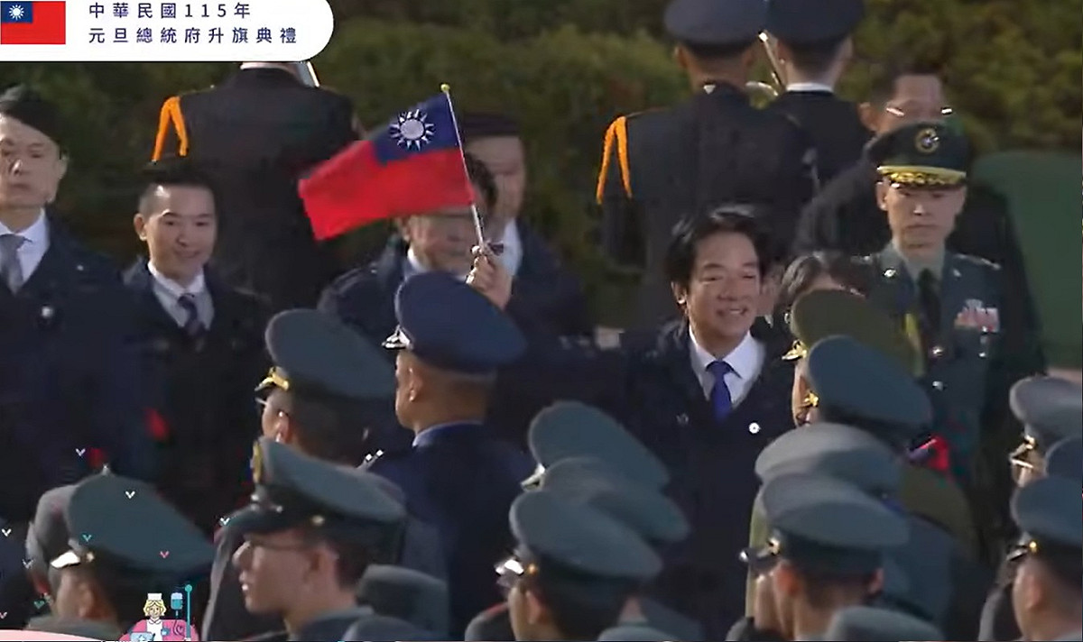 總統府舉行升旗典禮，賴清德手拿小國旗進場。 圖：總統府提供