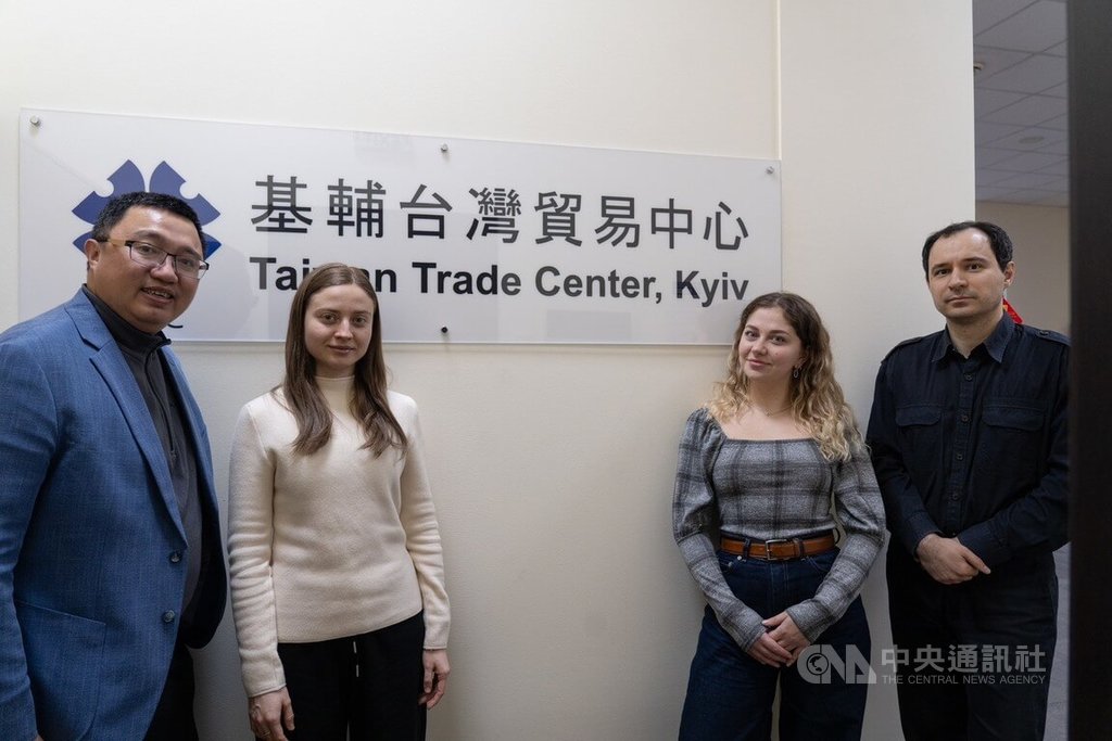 在俄羅斯持續空襲能源設施下，烏克蘭正處於限電狀態。基輔台灣貿易中心主管謝和昆（左1）表示，今年冬季停電情況較去年嚴重，幸好大樓有外接發電機供電，但仍非完全穩定。 中央社記者陳彥婷基輔攝 115年1月1日 圖：中央社提供