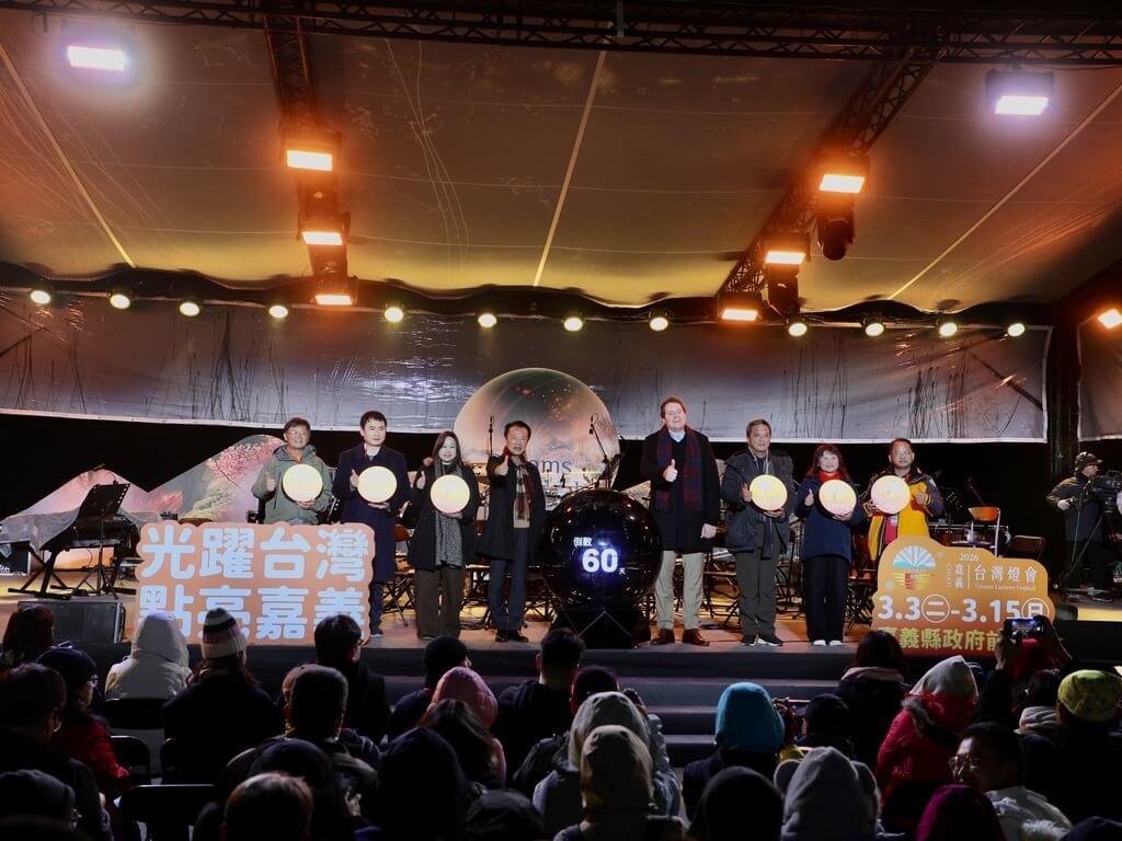 嘉義縣長翁章梁（左4）、美國在台協會高雄分處長張子霖（右4）與民主進步黨籍立法委員陳冠廷（左2）等1日在阿里山日出印象音樂會舞台上，為2026台灣燈會啟動60天倒數。 圖：嘉義縣政府提供