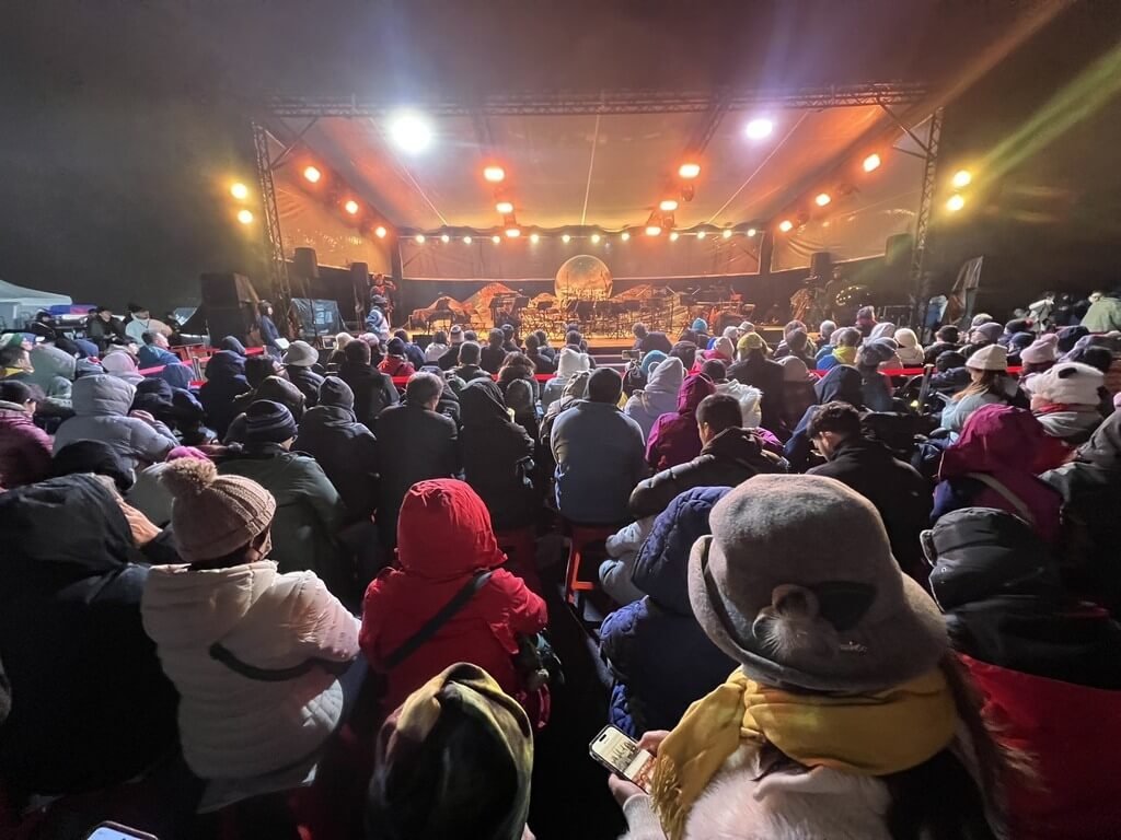 阿里山國家森林遊樂區1日清晨湧入數千人參加「阿里山日出印象音樂會」，迎接2026年首道曙光，而預定日出時刻，太陽躲在雲霧中，但遊客熱情不減。（嘉義縣政府提供）中央社記者蔡智明傳真　115年1月1日 圖：嘉義縣政府提供