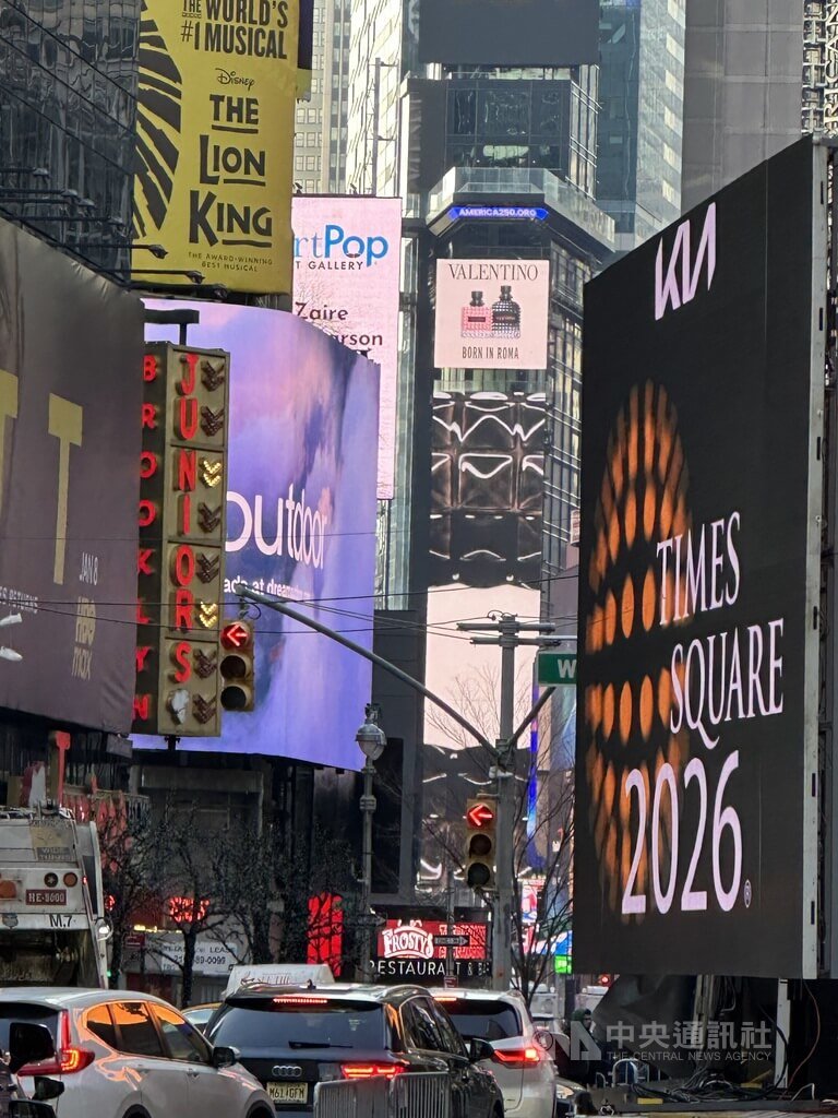 紐約瘋跨年，時報廣場群眾無懼低溫。圖為紐約曼哈頓中城第7大道前往時報廣場方向，路邊設置行徑指引。中央社記者廖漢原紐約攝　115年1月1日 圖：中央社提供