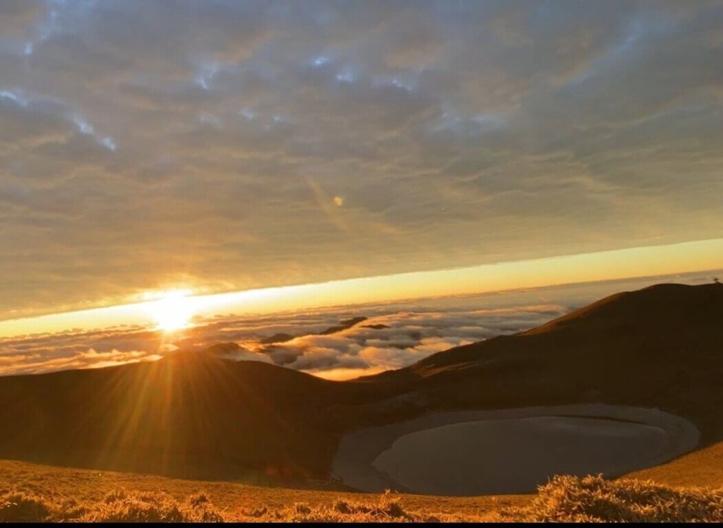 2026年元旦台東海岸線曙光未露臉，但嘉明湖出現日出美景。  圖：天馬登山隊提供