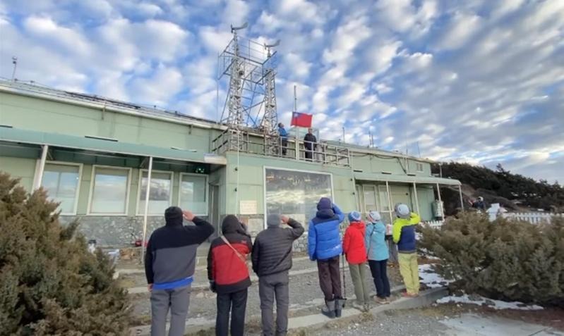 玉山氣象站舉行升旗典禮，有數名登山客參加。 圖：翻攝鄭明典臉書