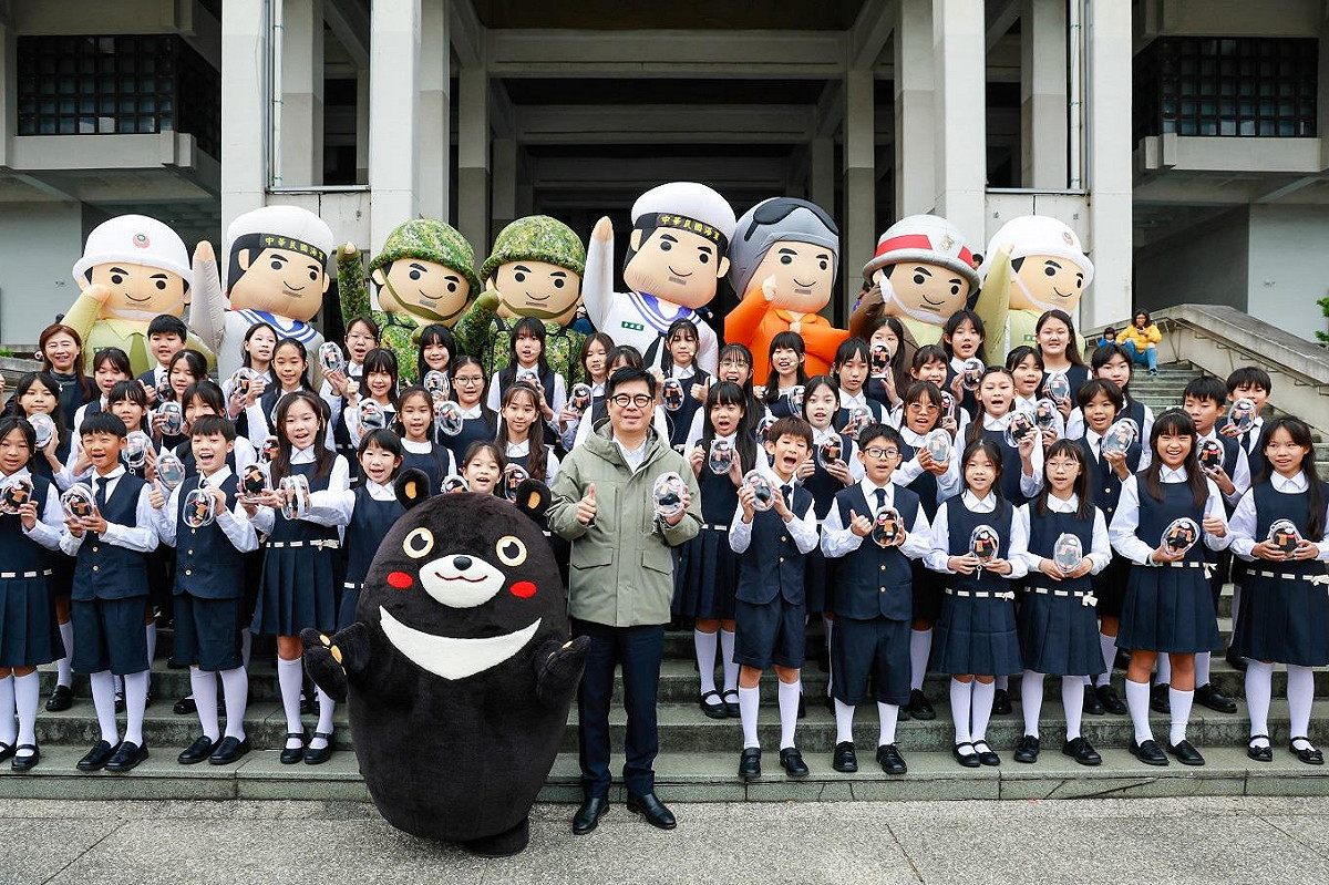 陳其邁(前排中)最後一次以高雄市長身分主持元旦升旗典禮，期盼大家持續為高雄的未來發展努力。 圖：高雄市政府/提供