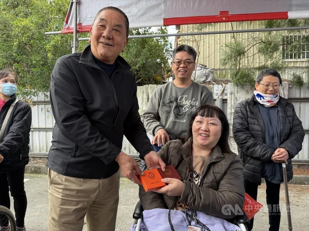 南投縣竹山紫南宮1日發送馬年錢母，紫南宮主任委員莊秋安（前左）親手發給久候信眾。中央社記者蕭博陽攝　115年1月1日