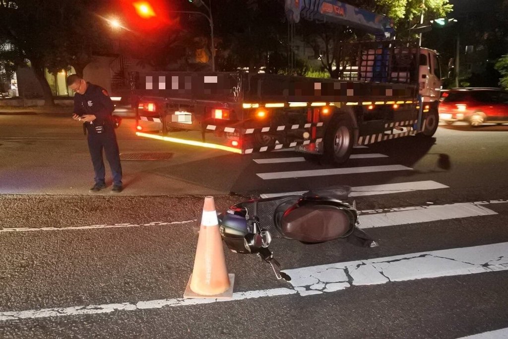 台中市北屯區民國114年12月31日發生大貨車與機車碰撞事故，騎士送醫搶救後不治，肇事原因將鑑定釐清。（民眾提供）中央社記者郝雪卿傳真 115年1月1日