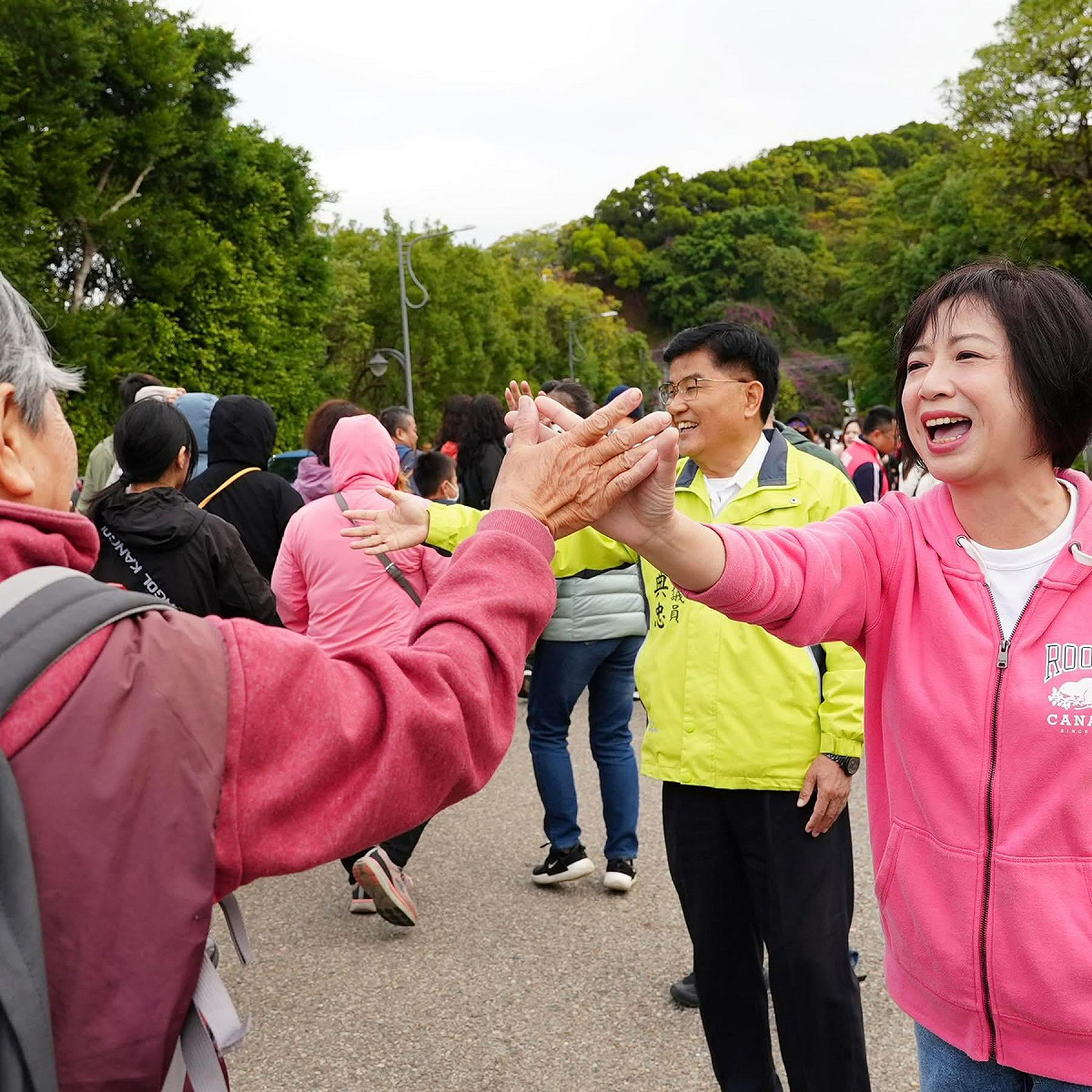何欣純爬鰲峰山向民眾問候。 圖：何欣純服務處/提供