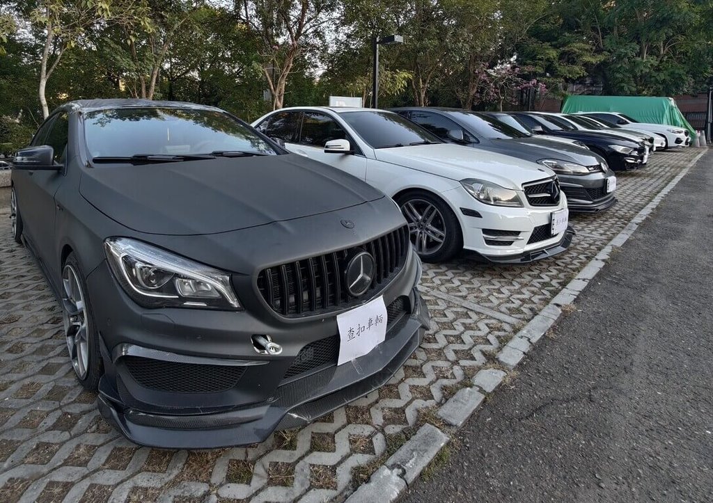 飆車族2025年11月相約南投縣競速，南投縣政府警察局依涉犯中華民國刑法公共危險罪嫌報請檢方指揮偵辦，並聲請搜索票、拘票，後續赴多處執行拘提，共緝獲12人、查扣10輛涉案改裝車，依法送辦。（南投縣警察局提供）中央社記者蕭博陽南投縣傳真　115年1月1日