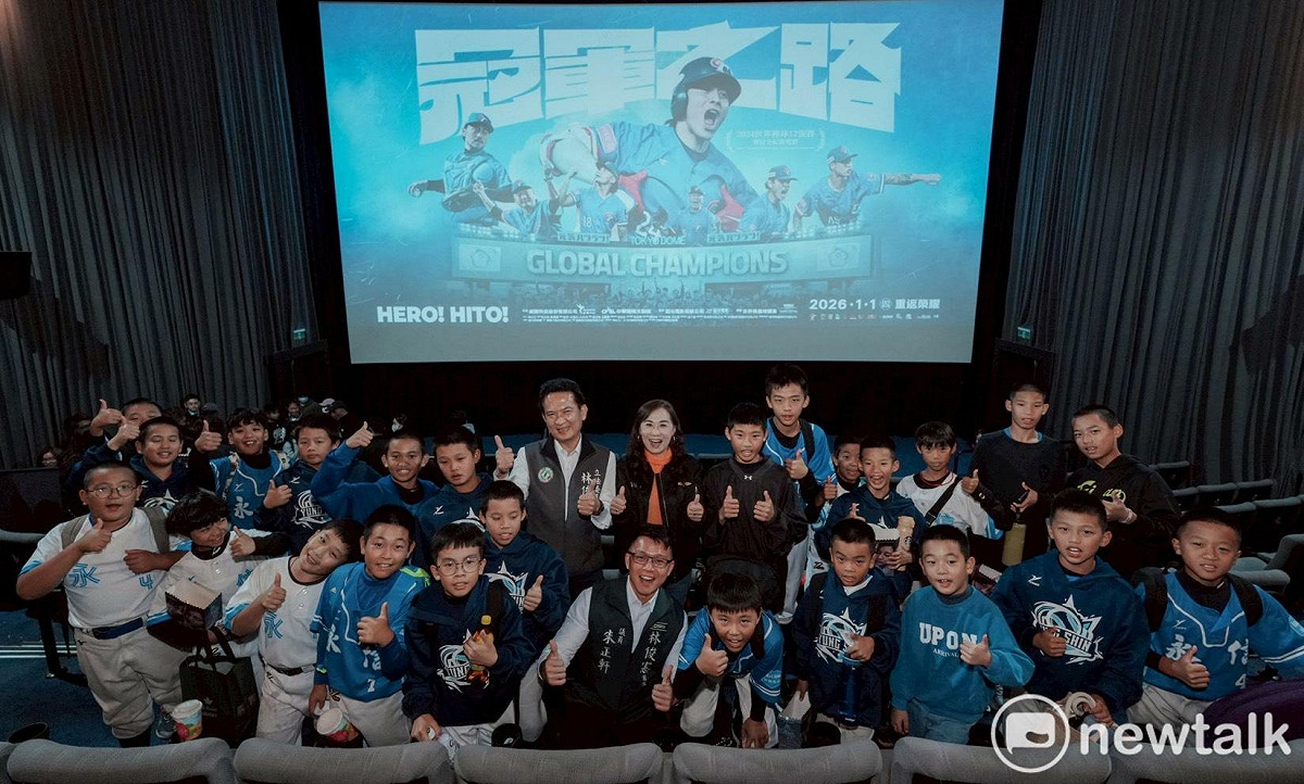《冠軍之路》今日上映，林俊憲舉辦電影包場活動，邀請崇學國小、立人國小、永信國小少棒隊，以及安平國中女子壘球隊與社區棒球隊一同觀影。中華職棒會長蔡其昌、紀錄片導演龍男·以撒克·凡亞思等人也都出席映後座談會。 圖：林俊憲服務處/提供