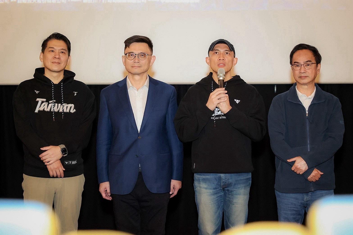 賴瑞隆(左二)與龍男(右二)及李昆澤(右一)、李柏毅(左一)共同觀賞《冠軍之路》紀錄片。 圖：賴瑞隆辦公室/提供