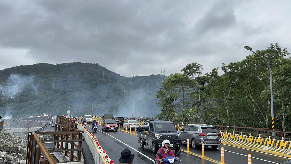 花蓮馬太鞍溪橋114年9月23日遭堰塞湖洪水沖毀，因此公路局自10月18日開始也啟動鋼便橋工程，費時2個月半於今(1)日上午10時正式通車。 圖：公路局／提供
