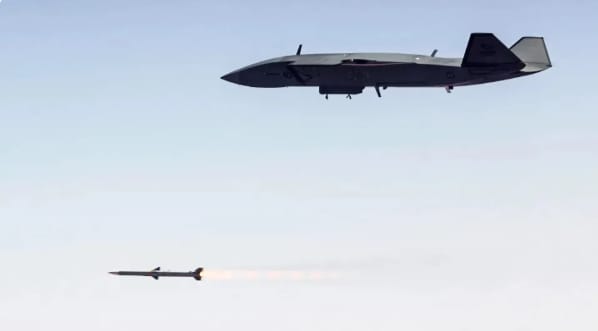 澳大利亞 MQ-28A 無人機成功地試射 AIM-120 空對空導彈 圖 : 翻攝自看航空