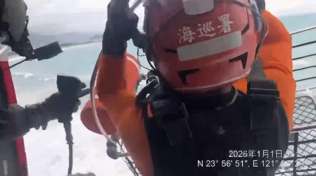 海巡署空勤吊掛隊進行吊掛救援任務。 圖 : 海巡署/提供