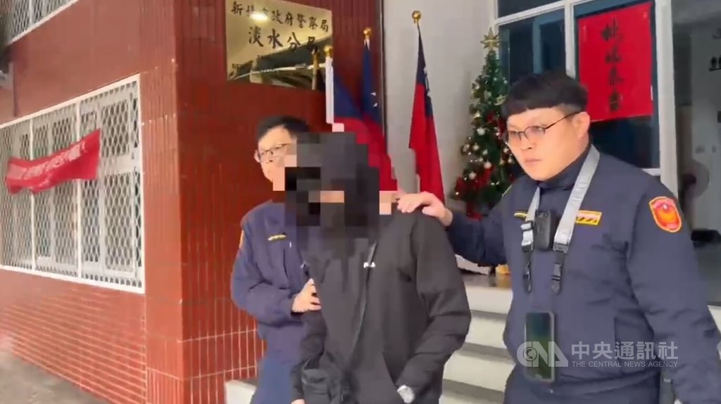 一名台北市清潔隊員1日清晨在新北市淡水區騎車上班途中遭轎車追撞不治。肇逃駕駛（中）後續至警局投案，酒測值超標，訊後依公共危險等罪移送法辦。（翻攝畫面）中央社記者曹亞沿傳真 115年1月1日