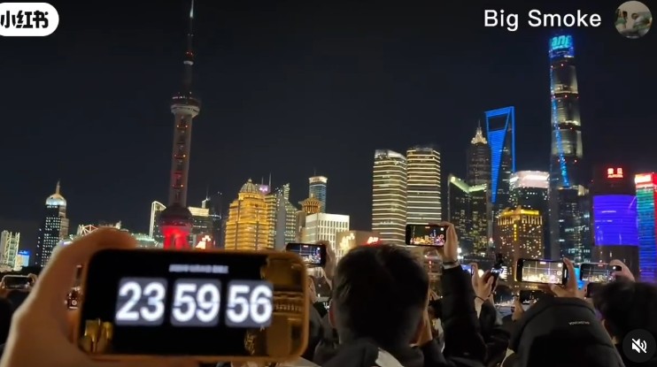 有網友在Threads上PO出今年中國大城市的跨年的影片，畫面中雖然大家還是齊聚一堂一同倒數，但倒數完後，沒有煙火也沒有燈光。 圖：取自Threads
