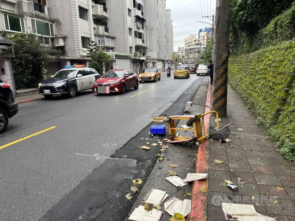 資深藝人王夢麟2025年12月29日開車在台北市內湖區康樂街接連撞上路邊清潔隊手推車和路燈桿，所幸未釀傷亡；警方到場酒測發現數值超標，全案詢後依涉刑法公共危險罪偵辦。（翻攝照片）中央社記者黃麗芸傳真 115年1月1日