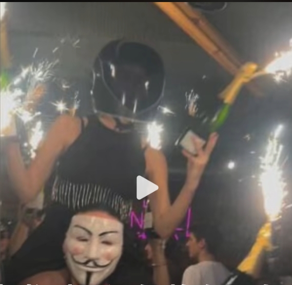 瑞士酒吧大火前，男酒保將女服務員扛上肩，煙火瞬間引燃天花板。 圖 : 影片截圖