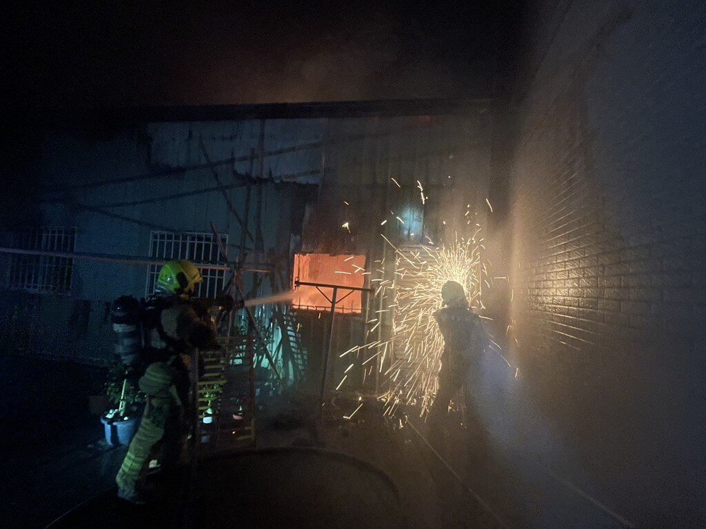 高雄大社區一間鐵皮屋2日凌晨4時許發生火警，消防到場雖在半小時內撲滅火勢，但在屋內發現一名20歲女子逃生不及，明顯死亡；另名22歲男子手腳燒燙傷，目前插管治療中。（高市消防局提供）中央社記者洪學廣傳真　115年1月2日