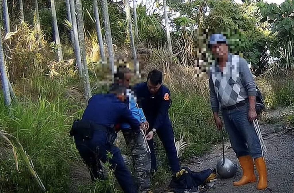南投警方日前獲報草屯鎮1間農舍發生竊盜案，員警趕抵現場時，竊嫌已被農民制伏在地，詢問農民得知，黃男闖入農舍欲竊取財物，只偷到1把空氣長槍即被制伏，被依強盜罪等送辦。（警方提供）中央社記者吳哲豪傳真 115年1月2日