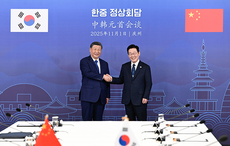 2025年11月1日，出席APEC峰會的中國領導人習近平在慶州與地主國南韓總理李在明進行元首會談。 圖：翻攝新華社（資料照片）
