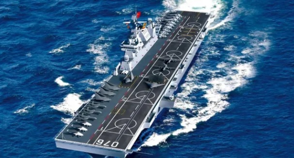 文章以中國 003 型「福建號」航母為例指出，現有升降機與甲板運作空間主要依照殲-15 與殲-35 等艦載機尺寸設計，若換裝體型更大的六代機，單次升降與調度效率將受到影響。 圖：翻攝自 騰訊網 矚望雲霄