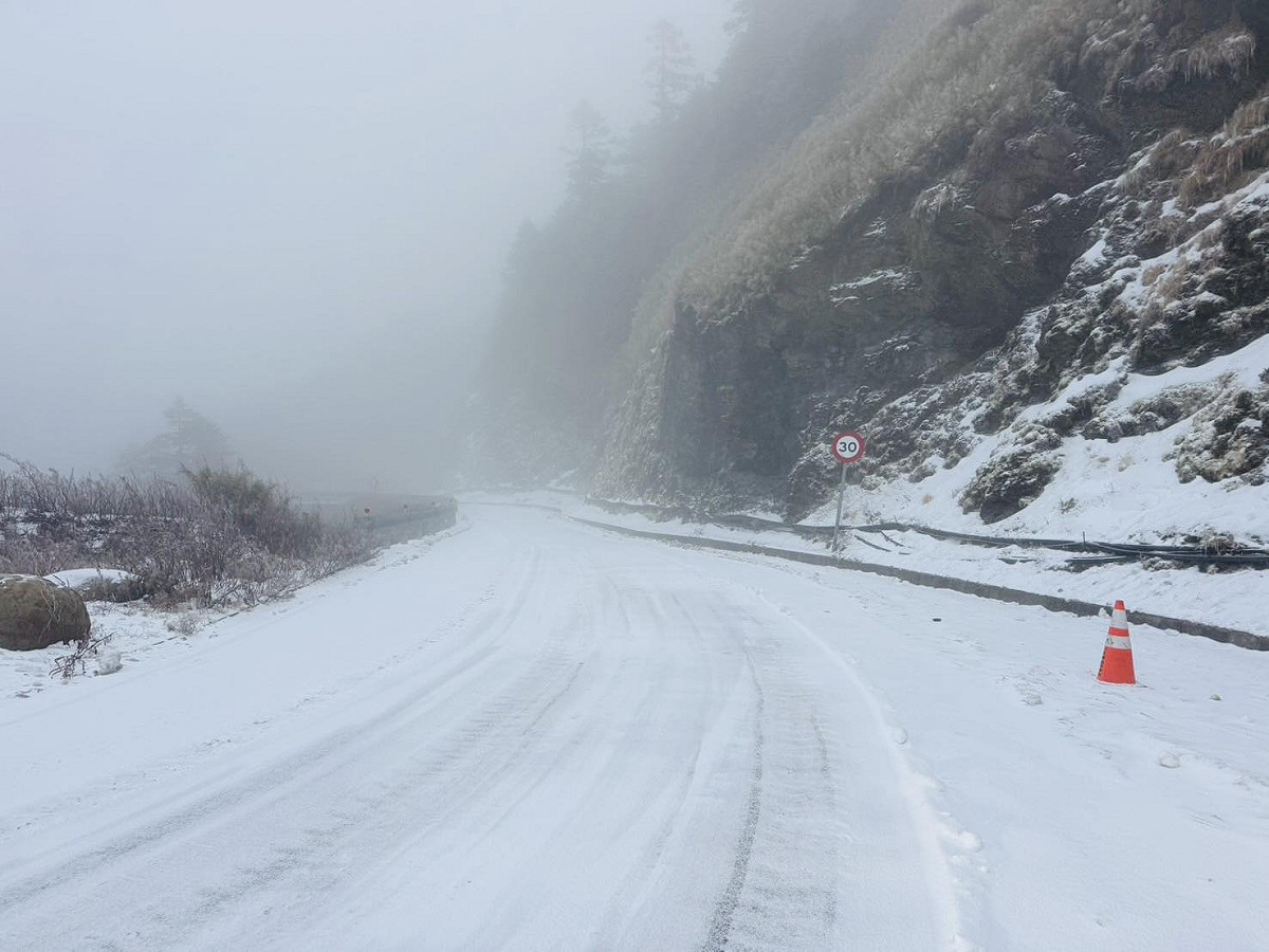 部分路段現已實施加掛雪鏈通行管制，視實際路況調整管制範圍。(示意圖) 圖：翻攝自臉書「中橫路況交通資訊站」