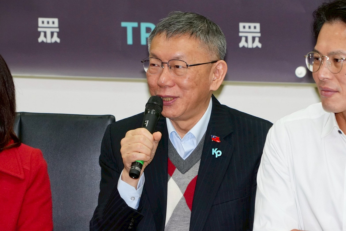 民眾黨創黨主席柯文哲官司言詞辯論結束後，今（2日）一早先參與立法院民眾黨團的晨會，並和現任黨主席黃國昌等人召開「新年新氣象 眾人作夥拚」記者會。 圖：民眾黨團提供
