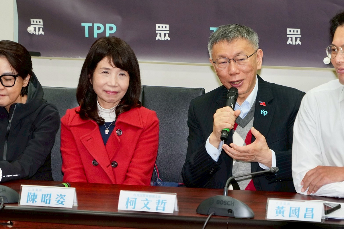 由於在黃國昌新北活動的現場，舞台一側掛著「台灣我顧」布條，上面還印著柯文哲的頭像，引發柯文哲有意選2028總統的聯想，但柯文哲今（2日）表示，「你講2028，我跟你講，還是那句話，2026先過去再說」。 圖：民眾黨團提供