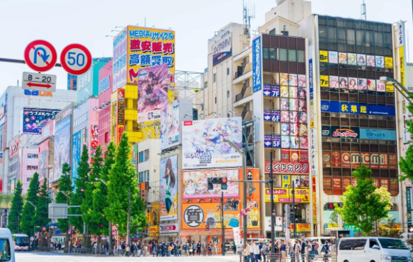 根據《二手經濟雜誌》報導，2021 年至 2024 年間，日本玩具、模型套件和集換式卡牌的二手市場規模增長 54%，同期服裝和配飾的二手市場規模也增長 39%，顯示日本二手商品在全球市場持續受追捧。 圖:翻攝自百度