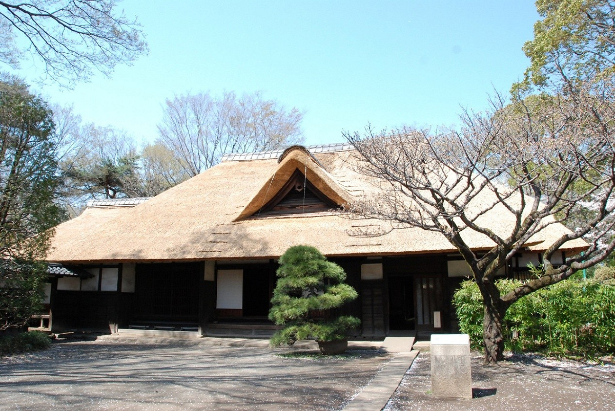 江戶東京建築園天明家外觀。保留長屋門與主屋的建築，展示江戶時代家庭的格調與生活哲學。 圖：江戶東京建築園 / 提供