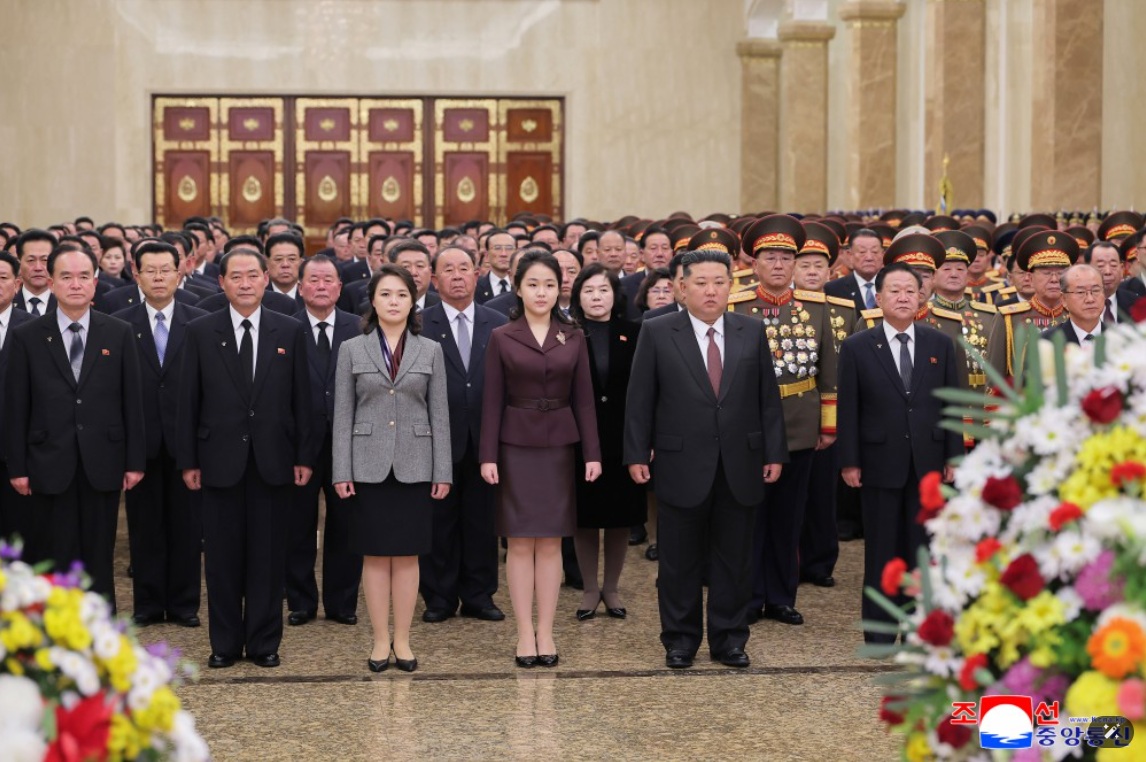 北韓官媒《朝中社》釋出領導人金正恩一家於2026年1月1日新年當天參謁錦繡山太陽宮，向已故領導人金日成及金正日致敬照片。卻把金正恩的女兒金主愛放在正中央的「C位」。 圖：翻攝朝中社