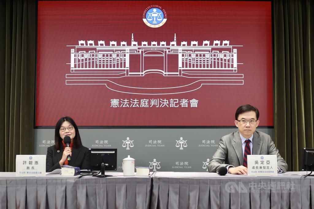 憲法法庭115年憲判字第1號判決「辯護人對羈押處分提起準抗告案」結果出爐，憲法法庭書記廳長許碧惠（左）、新聞及法治宣導處長吳定亞（右）2日下午出席記者會說明。中央社記者王飛華攝　115年1月2日