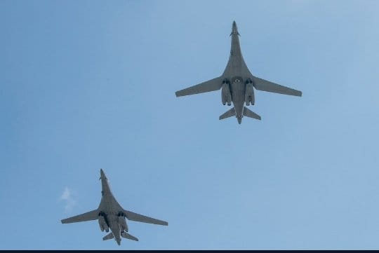 美軍B-1B「槍騎兵」戰略轟炸機近日自德州戴斯空軍基地起飛，在美委關係升溫之際執行南向任務。 圖：翻攝自 X @Defence_Index