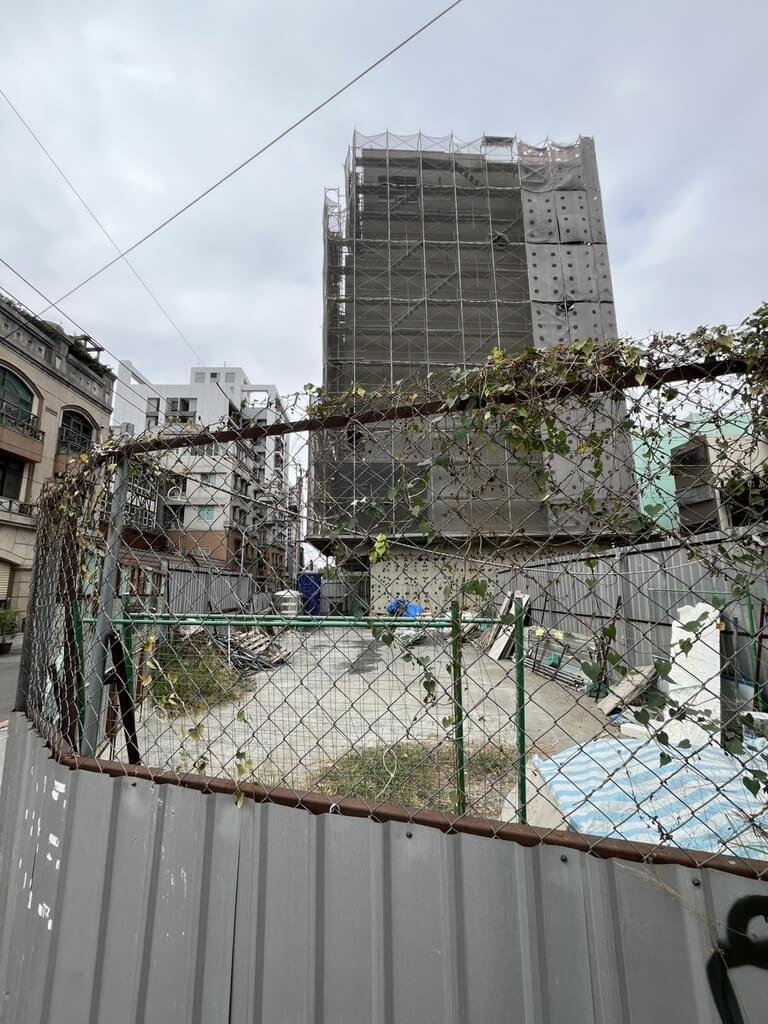 台中市大里區一處工地2日上午發生工人墜落意外，盧姓工人進行外牆修補作業時不慎自施工架墜落，一度命危，送醫後恢復心跳。（民眾提供）中央社記者趙麗妍傳真　115年1月2日