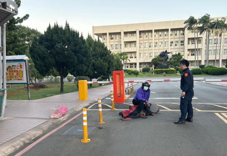 游姓竊盜慣犯擅闖警大，竊取校內土地公廟香油錢箱，遭警方逮獲。 圖：翻攝畫面