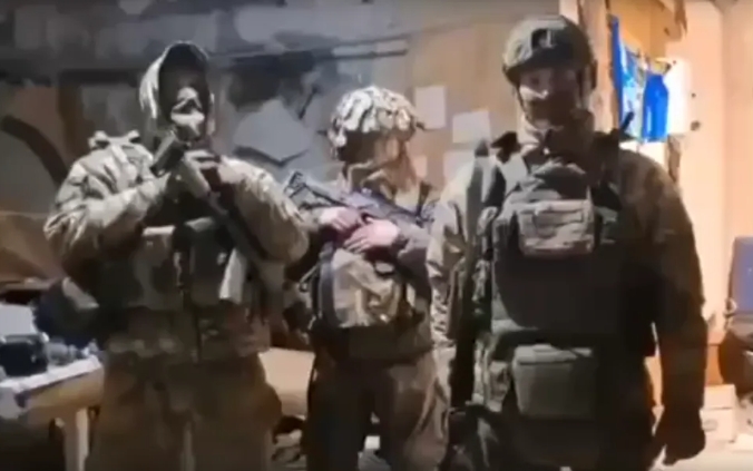 攻占烏軍胡里艾伯勒營指揮所的俄軍，在指揮所內合影。 圖：翻攝自 熊熊講堂