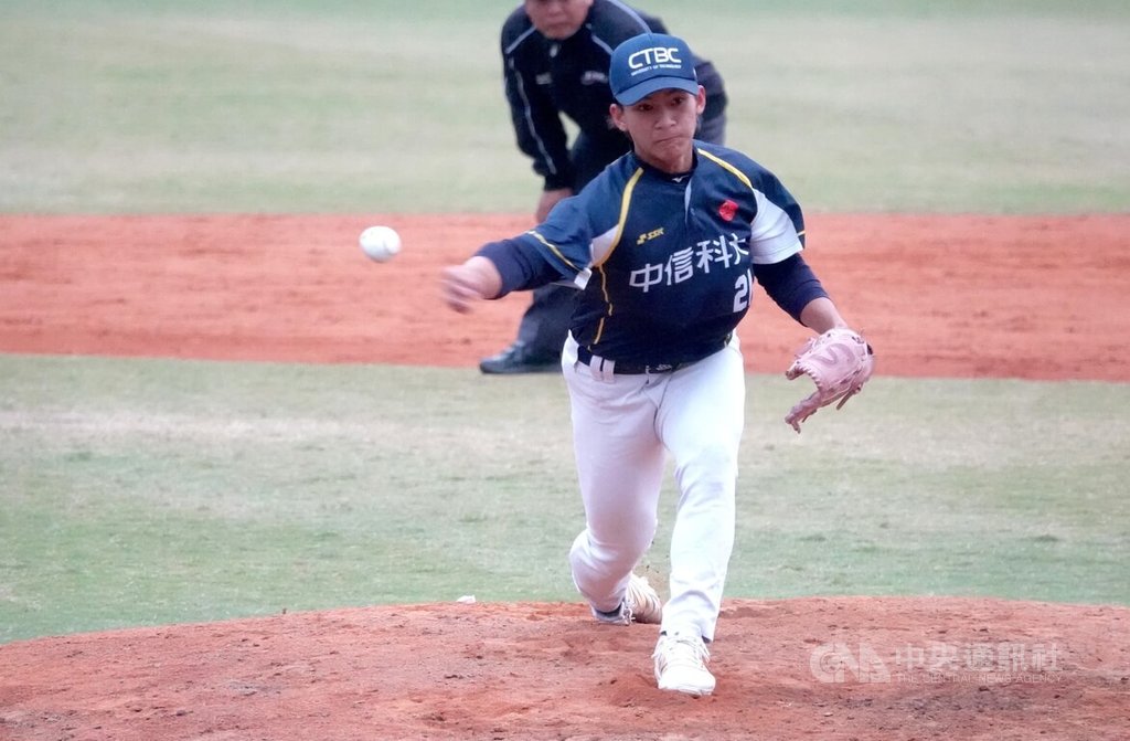 114學年度大專棒球聯賽（公開一級）複賽2日開打，中信科大大一投手張豪幸（圖）僅花一週時間就多學會3種新球路，此役後援登板，用50球投4局，失5分含1責失，最終拿下勝投。中央社記者謝靜雯攝　115年1月2日