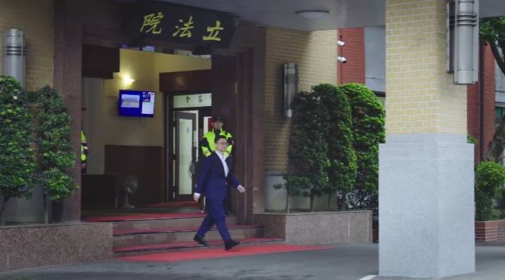 賴瑞隆穿梭立法院，一心為高雄爭取預算。 圖：賴瑞隆辦公室/提供