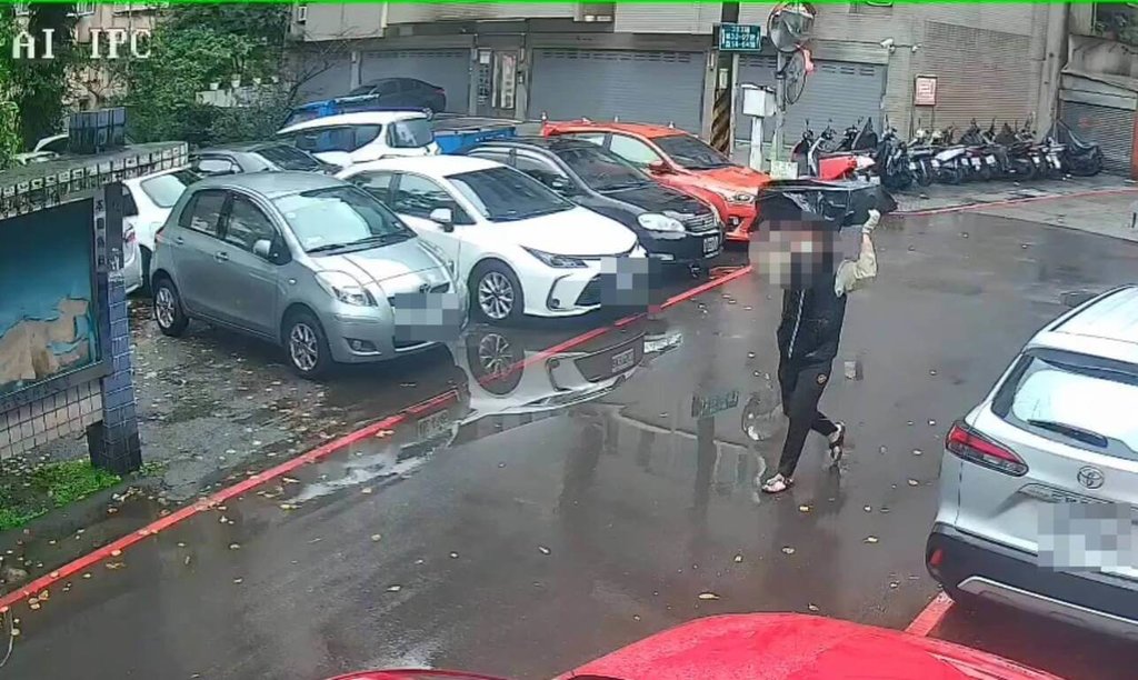 近日天氣寒冷，基隆市樂利三街1日有6台熱水器陸續遭竊，警方調閱監視器發現犯嫌將熱水器取下後放在黑色塑膠袋內，再用頭頂住熱水器走向車輛，犯案過程相當從容。（讀者提供）中央社記者王朝鈺傳真 115年1月2日