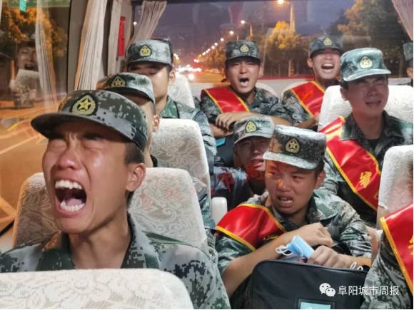 多名年輕中共解放軍坐在車上痛哭的影片在網路上瘋傳。 （資料照） 圖：翻攝自微博