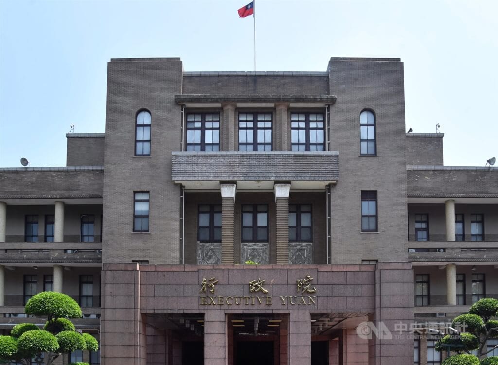 今年度中央政府總預算案尚未進入立法院審議階段，根據主計總處資料，包含國防部軍事醫療投資計畫、後備戰力提升、部隊戰演訓任務，以及海委會海巡值勤能量都將受影響。圖為行政院外觀。（中央社檔案照片）