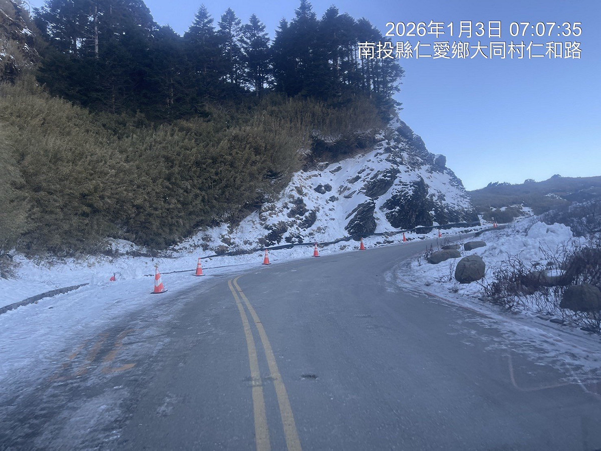 合歡山連外道路台14甲線3,000公尺以上高海拔路段夜間溫度降至0度以下，道路有路面結冰機率。 圖：公路局／提供