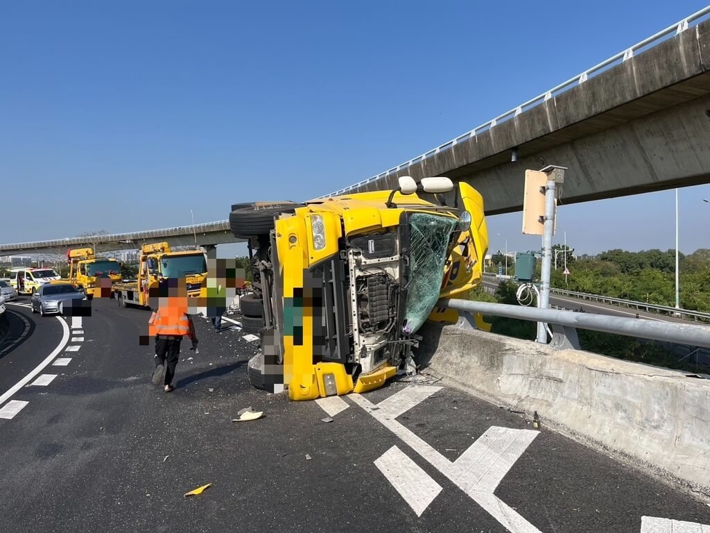 1輛營業半聯結車3日途經國道1號北向台南系統接國道8號西向匝道時，疑失控撞擊護欄而翻覆，駕駛受傷送醫。（國道警察局提供）中央社記者張榮祥台南傳真 115年1月3日
