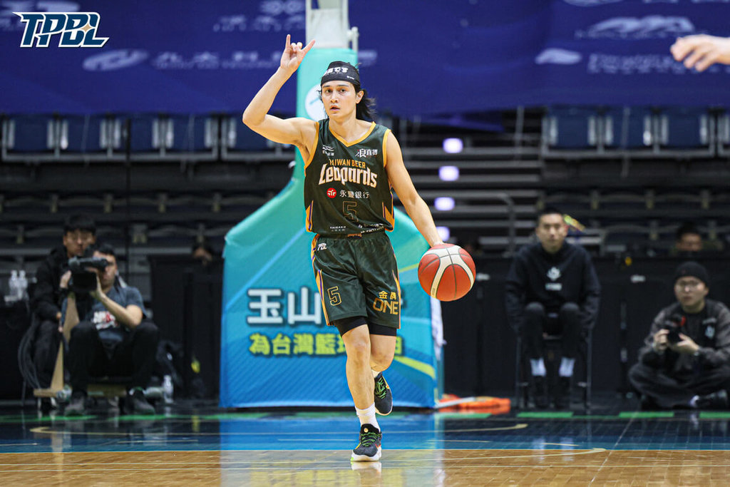 台灣職業籃球大聯盟（TPBL）桃園台啤永豐雲豹3日作客高雄全家海神，雲豹靠著主控高錦瑋（持球者）飆進19分，尤其決勝節投進2記關鍵三分球，終場以108比102踢館成功，同時終止近期3連敗。（TPBL提供）中央社記者陳容琛傳真　115年1月3日