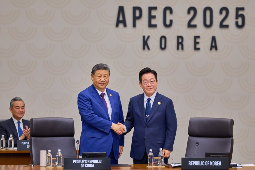 圖為2025年11月APEC峰會期間中國國家主席習近平（前左）與南韓總統李在明（前右）會面。 圖：取自facebook.com/jaemyunglee